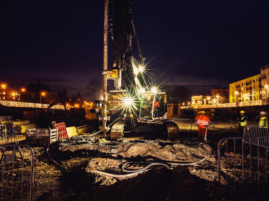 Keller rig working by floodlight